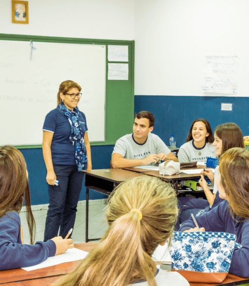maestra compartiendo en clase con alumnos del bachillerato en ciencias sociales colegio santa elena