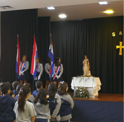 Jovenes del colegio Santa Elena con la bandera paraguaya