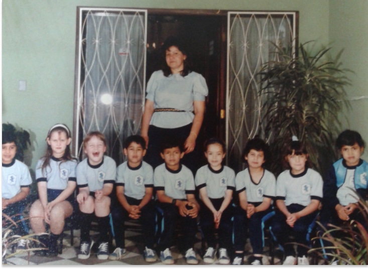 maestra y alumnos del colegio privado de asunción Santa Elena