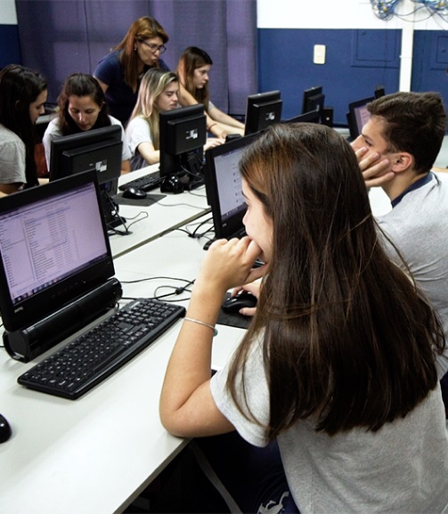 alumnos en clase de informática y tecnología en colegio santa elena