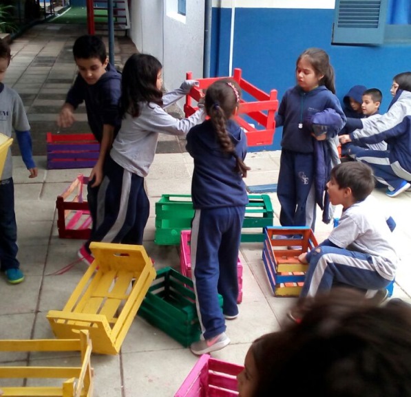 niños jugando en kinder del colegio santa elena