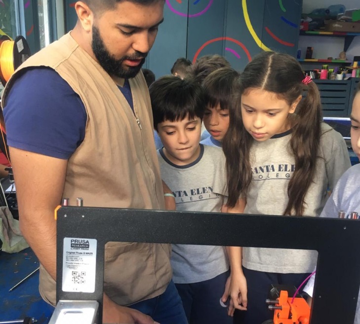 niños en clase de robótica del colegio Santa Elena
